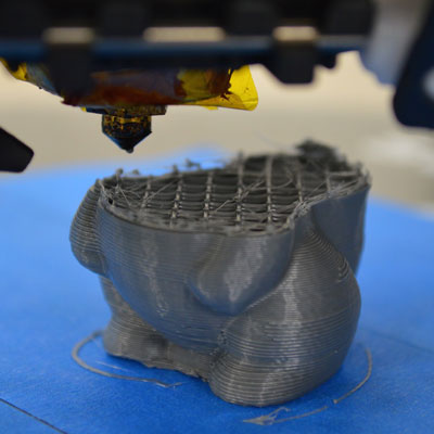 A impressora 3D interrompe a impressão a qualquer momento durante o processo de impressão